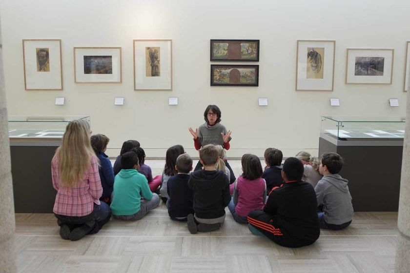 Une classe en visite au musée des beaux-arts de Quimper.