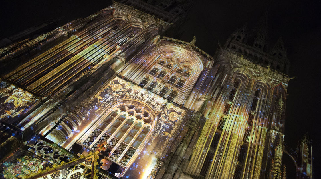 Iliz-Veur - Illumination de la cathédrale - Un son et lumière unique (8)