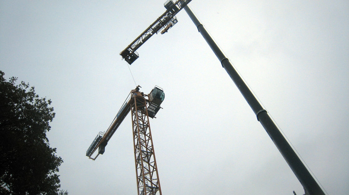 Chantier du pôle Max Jacob : Assemblage de la grue qui servira à l’édification du Novomax, une opération très délicate, dans des conditions climatiques défavorables. Le 7 novembre 2013