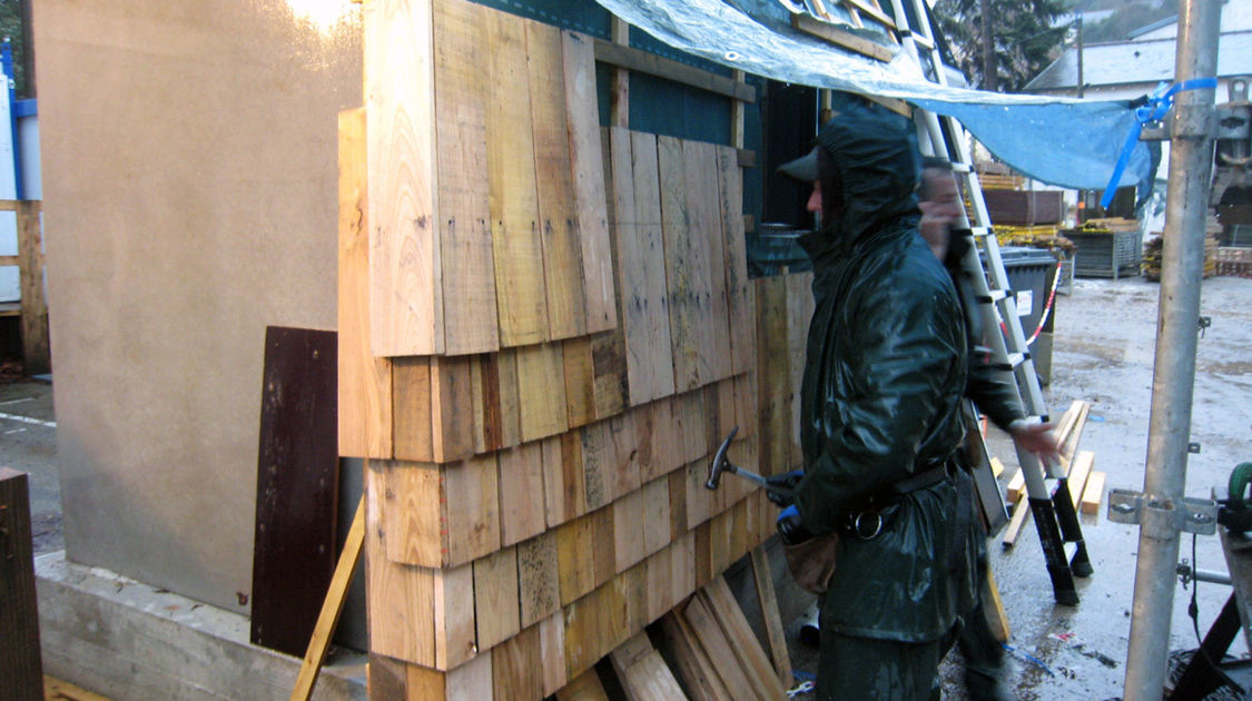 Chantier du pôle Max Jacob : Pose des premiers bardeaux de châtaigniers sur la maquette. Le bois brut, ni peint, ni vernis, verra sa couleur tirer vers le gris moyen avec le temps. Le 24 janvier 2014.