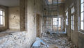 Chantier du pôle Max Jacob : Les murs délabrés des ateliers du jardin sont piqués, la pierre est mise à nue avant de recevoir un nouvel habillage. Le 4 mars 2014 