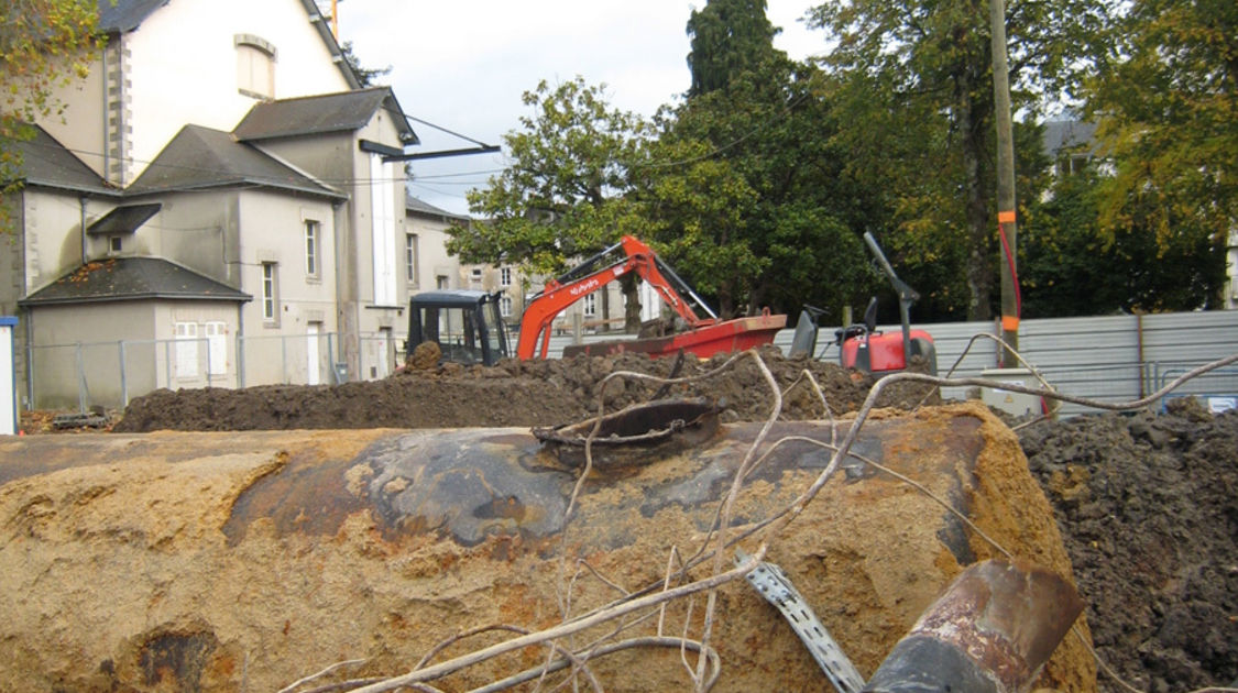 Chantier du pôle Max Jacob : après le dégazage, la démolition de la chaufferie et de la cuve à fioul de l’ancienne école Louis Pasteur. Le 20 novembre 2013