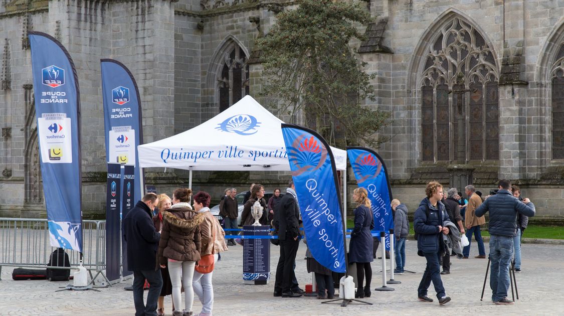 La coupe de France exposée place Saint-Corentin (13)