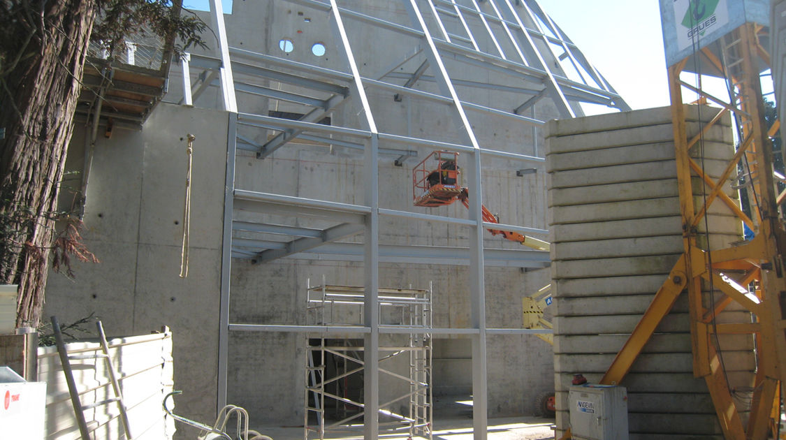Chantier du pôle Max Jacob : Pose des structures métalliques qui soutiendront les passerelles, les escaliers et la grande verrière du Novomax, étape 3. Le 16 avril 2014 