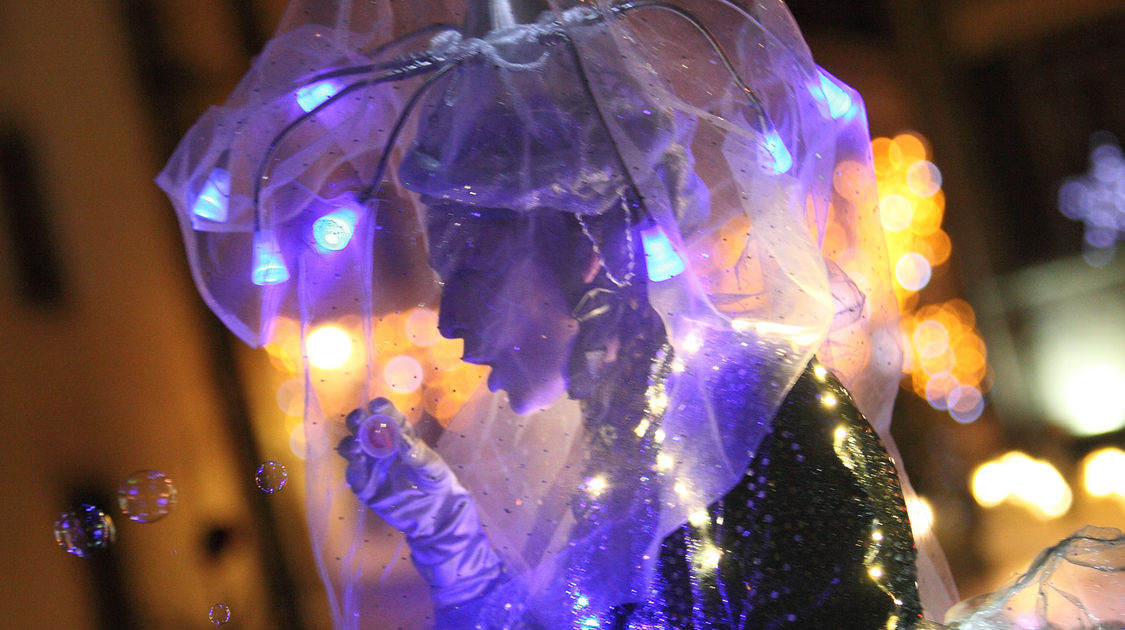 Les Illuminés et le bagad Ar re Goz ont enchanté le centre-ville - Dans le cadre des Echappées de Noël 2016 (3)