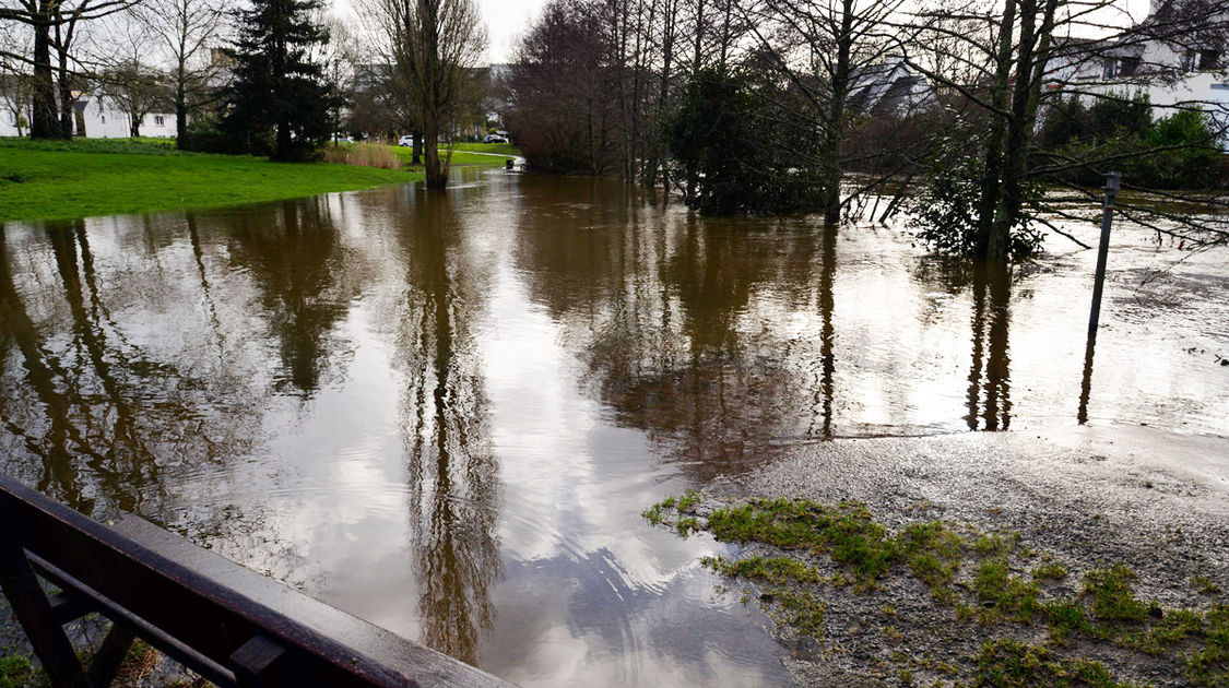 Inondation - Le Steir déborde - Promenade du Manoir des salles, les rives du Steïr en direction du Moulin Vert - 7 février 2014