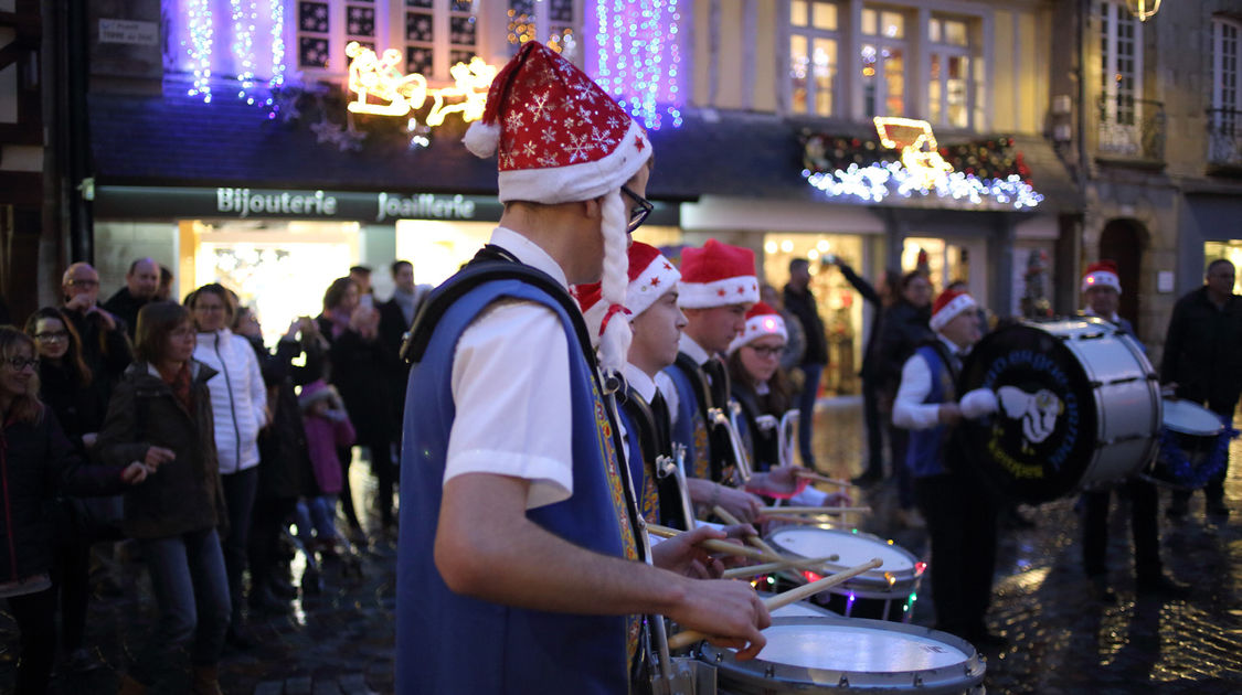 Déambulation du bagad d’Ergué-Armel lors des Échappées de Noël, le 23 décembre 2016.