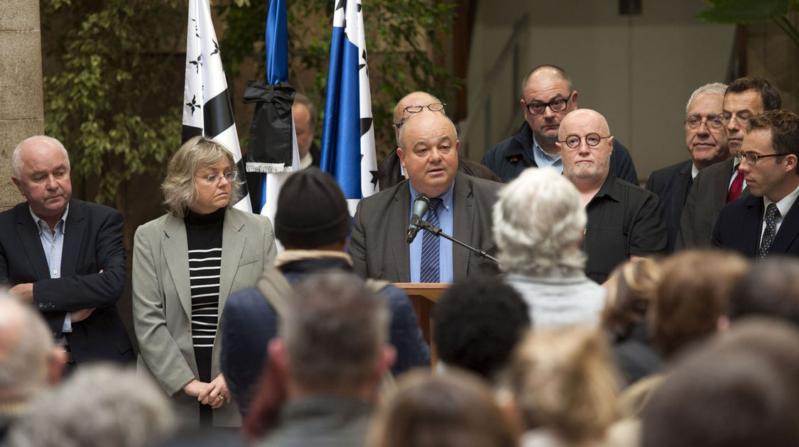 Attentats de Paris - Minute silence place Saint-Corentin et dans le hall de l