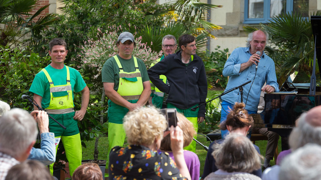 Le comédien Michaël Lonsdale et le pianiste Patrick Scheyder ont donné une représentation du spectacle des Jardins et des hommes dans le jardin du théâtre Max Jacob le 25 juin (16)