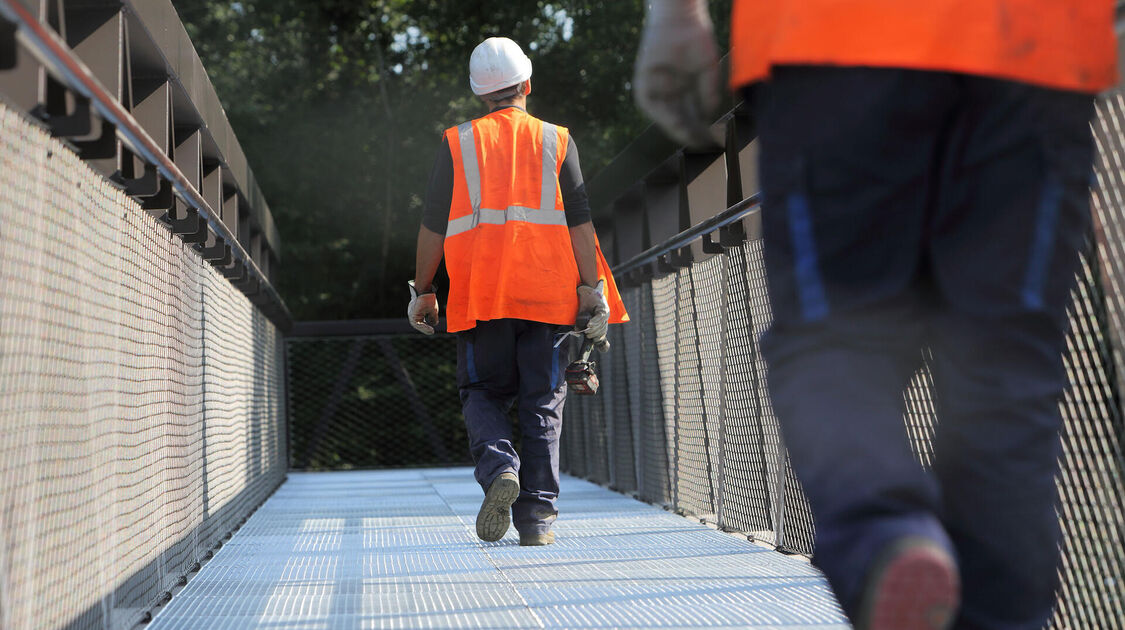 Pose de la nouvelle passerelle du Steir. 