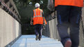 Pose de la nouvelle passerelle du Steir. 