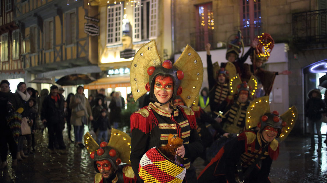 Les Ambassadeurs de la planète Karnaval ont débarqué dans les rues de Quimper apportant leurs rythmes entraînants et chaleureux - Les Échappées de Noël 21 décembre 2016