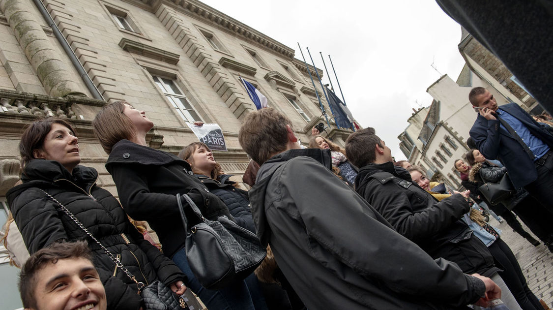 Attentats de Paris - Minute silence place Saint-Corentin et dans le hall de l