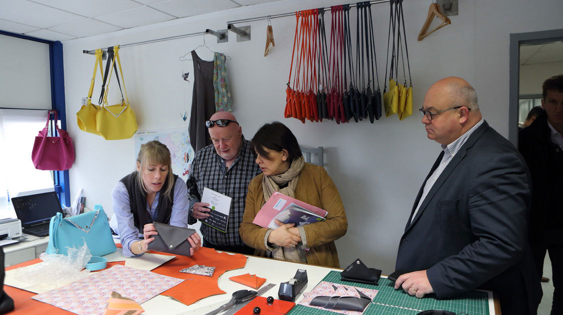 Visite des élus au Corniguel : à Chrysalide, coopérative d’activités et d’emploi, située dans l’ancienne usine ENAG. Une somme de talents y est regroupée : couturière, développeur web, rédactrice, ethnologue, thermicien, communiquants…