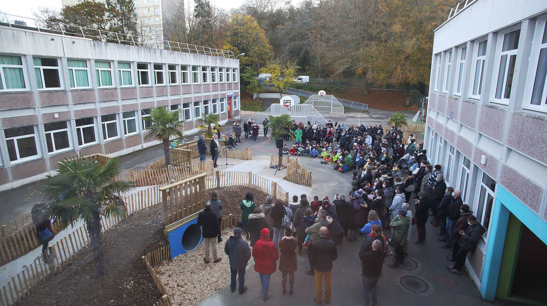 Inauguration des travaux de végétalisation effectués sur l’école de kerjestin à Penhars/Kermoysan en présence de Mme la maire.