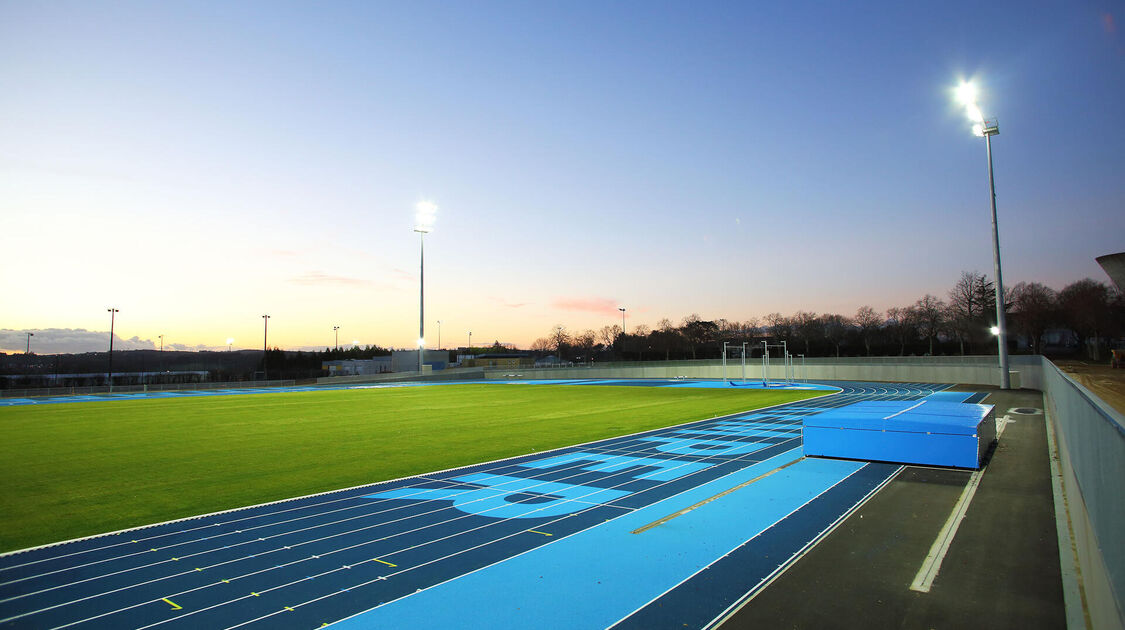 Tests d'éclairage sur la piste d'athlétisme de le Cité sportive de Penvillers