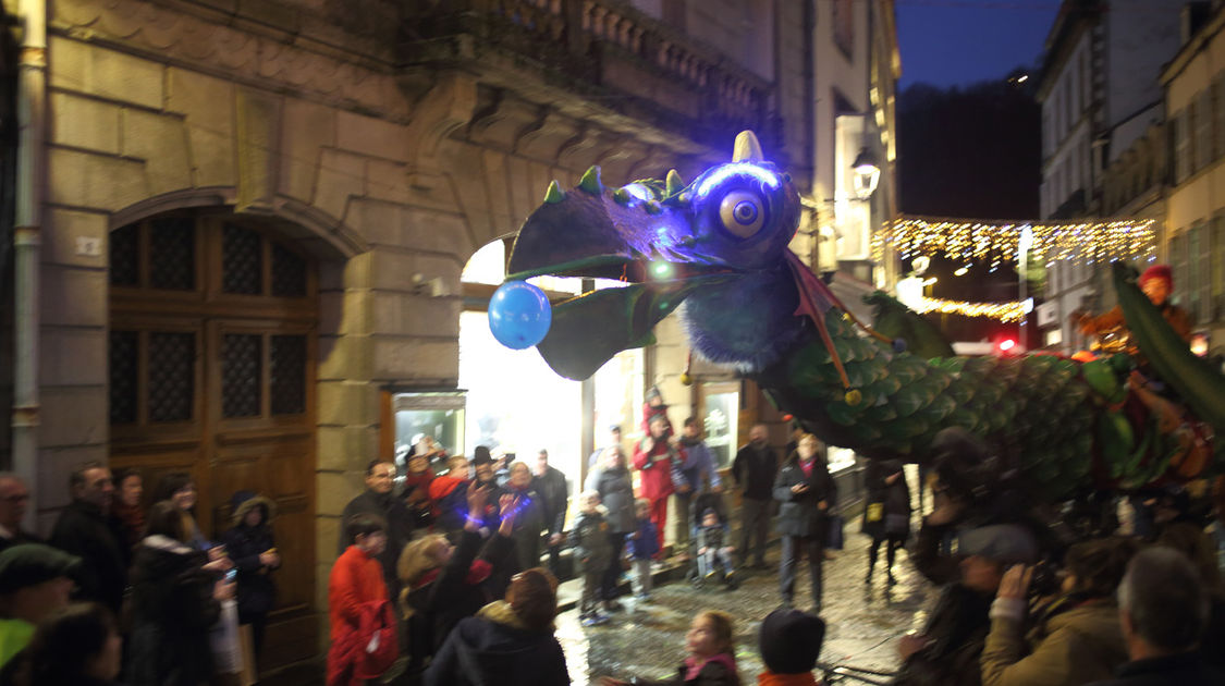 L’Oisooo, marionnette géante de 9 m de long de la compagnie Youplaboum, a enchanté les enfants. Les Échappées de Noël, le 23 décembre 2016.