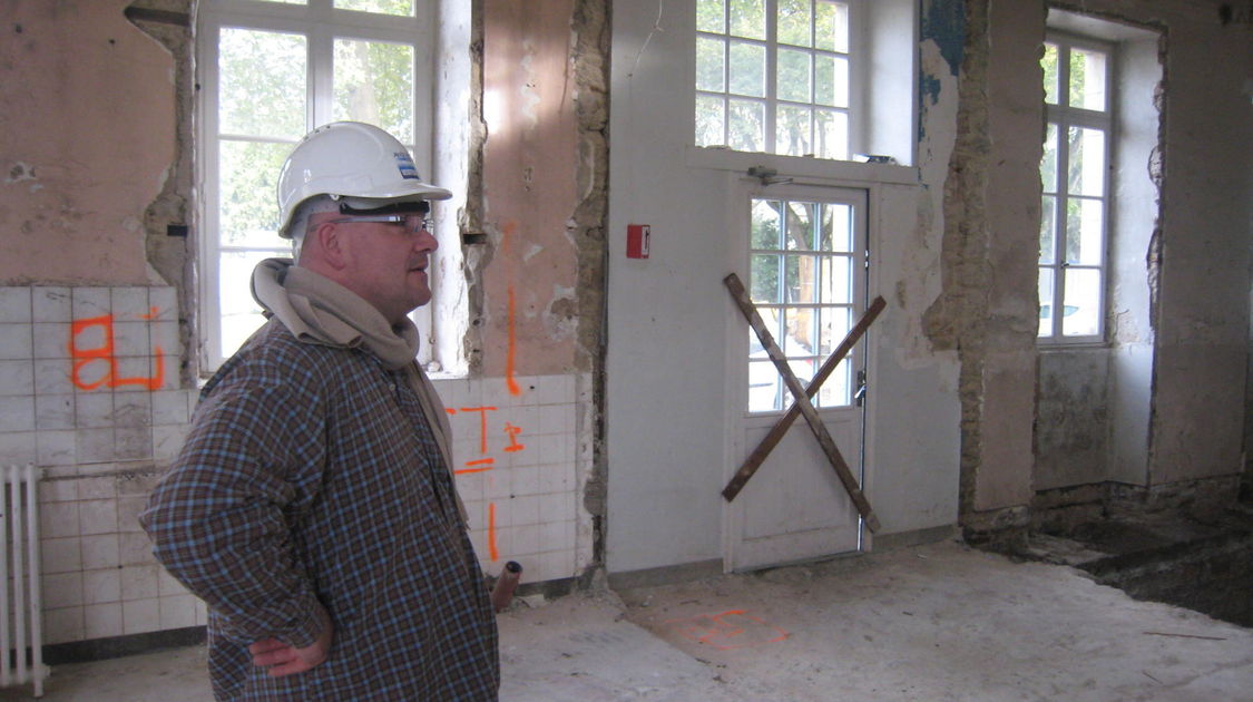 Chantier du pôle Max Jacob : Xavier Hamon, le futur gestionnaire du « lieu de vie » du pôle, en visite dans les locaux qui lui seront confiés, une fois rénovés. Le 5 novembre 2013.