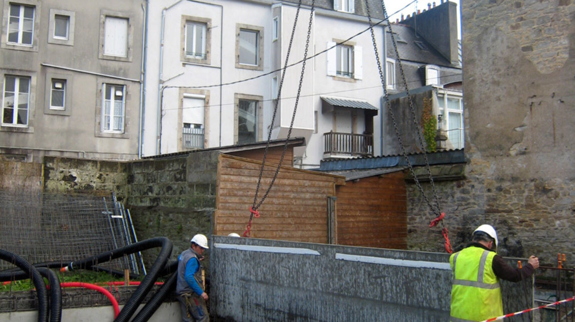 Chantier du pôle Max Jacob : installation des « longrines », mur préfabriqués qui relient les pieux de fondation entre eux et forment l’assise du bâtiment. Le 19 novembre 2013