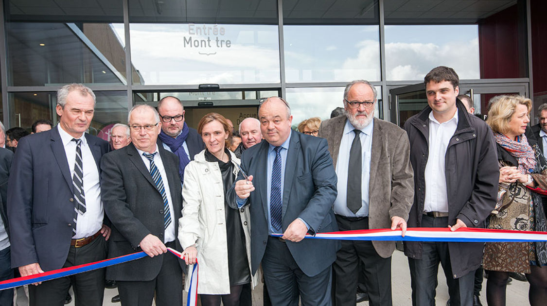 Inauguration du parc des expositions Quimper Cornouaille le 12 avril 2015. Ludovic Jolivet, président de Quimper Communauté coupe le ruban symbolique.