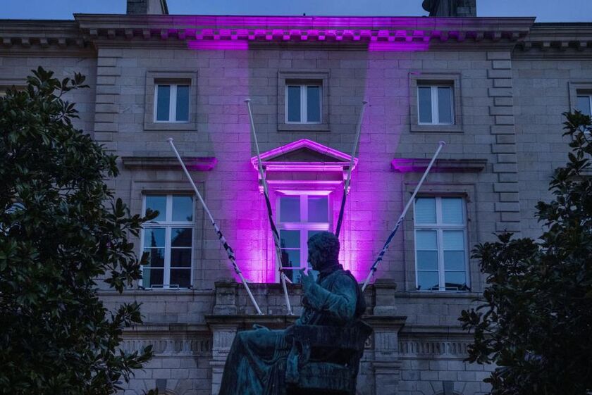 Illumination de la façade de l’Hôtel de ville en violet pour la Semaine des épilepsies