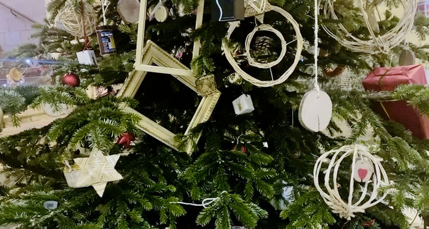Une décoration de sapins de Noël réalisée avec des objets de récupération