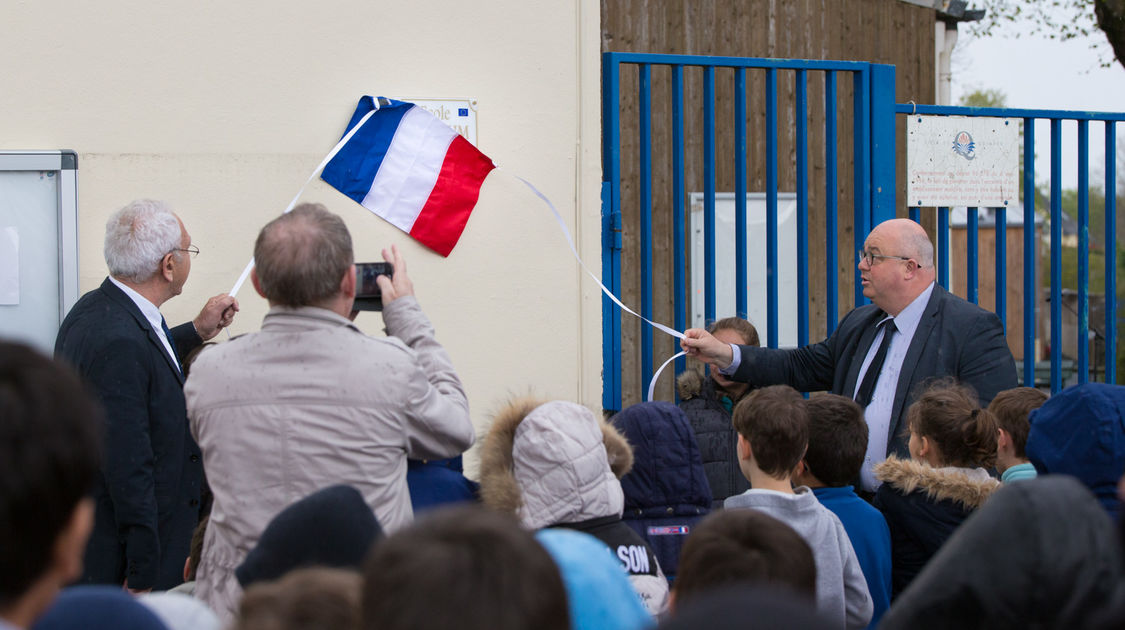 Ludovic Jolivet, maire, dévoile la plaque affichant la devise de la République à l'école Léon Blum le vendredi 29 avril 2016.