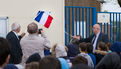 Ludovic Jolivet, maire, dévoile la plaque affichant la devise de la République à l'école Léon Blum le vendredi 29 avril 2016.