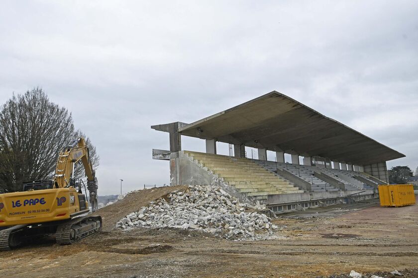 Cité sportive de Penvillers : destruction de la tribune