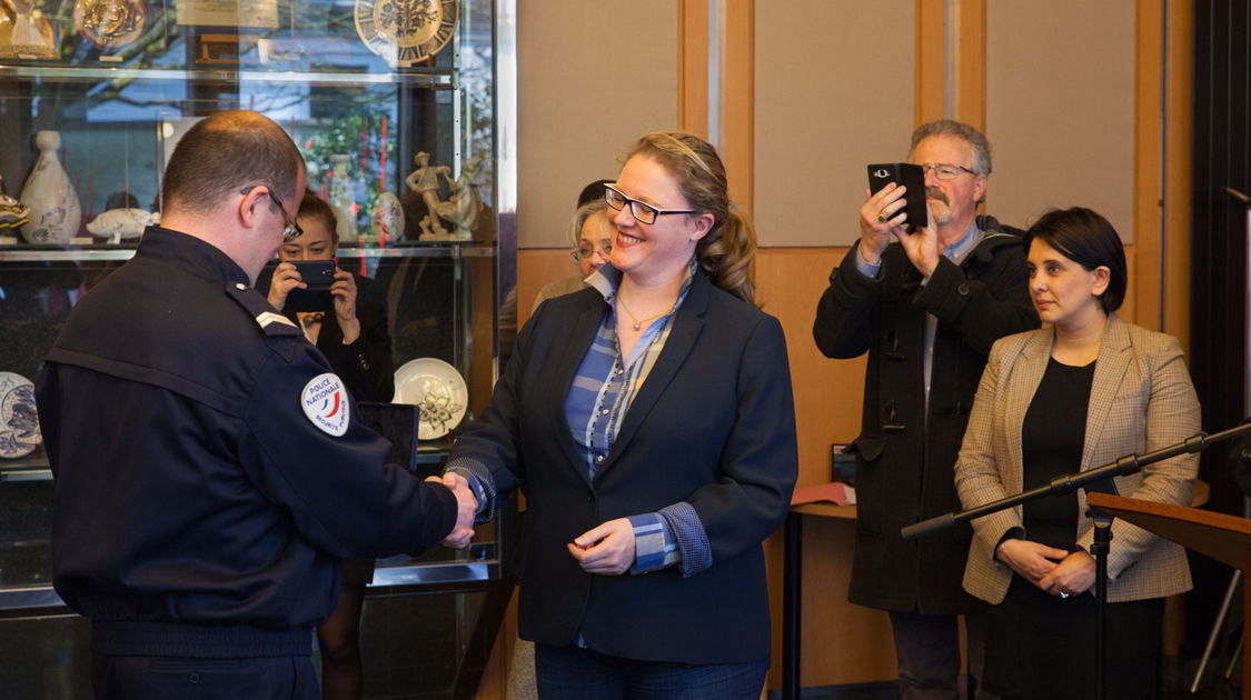 Valérie Postic, conseillère municipale déléguée à la tranquillité publique, aux relations avec la police et la justice, remet la médaille de la ville de Quimper à Christian Deschênes. Jeudi 17 mars 2016.