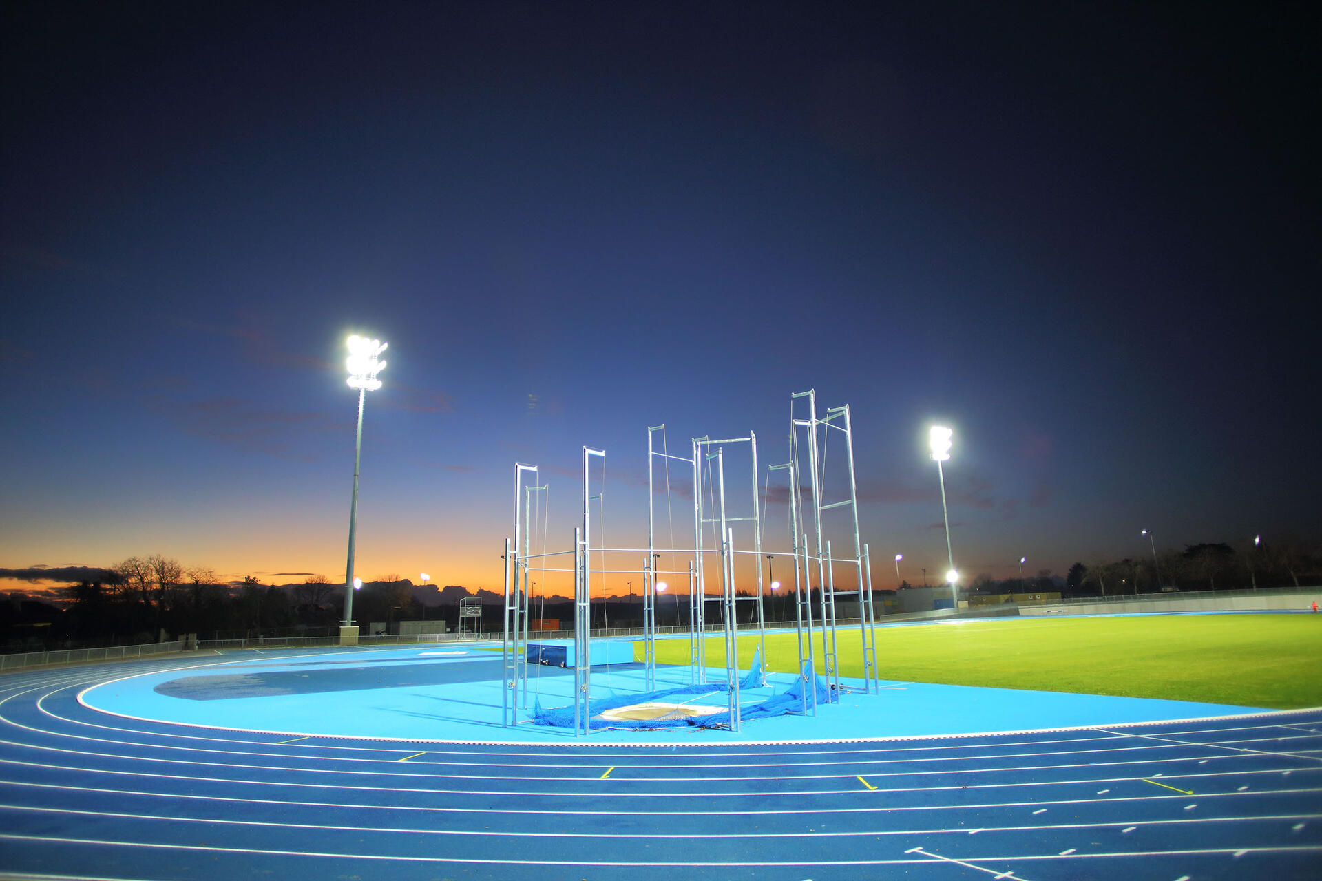 Tests d'éclairage sur la piste d'athlétisme de le Cité sportive de Penvillers