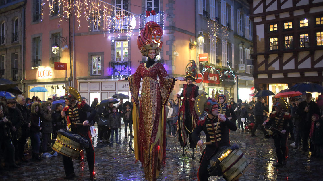 Les Ambassadeurs de la planète Karnaval ont débarqué dans les rues de Quimper apportant leurs rythmes entraînants et chaleureux - Les Échappées de Noël 21 décembre 2016