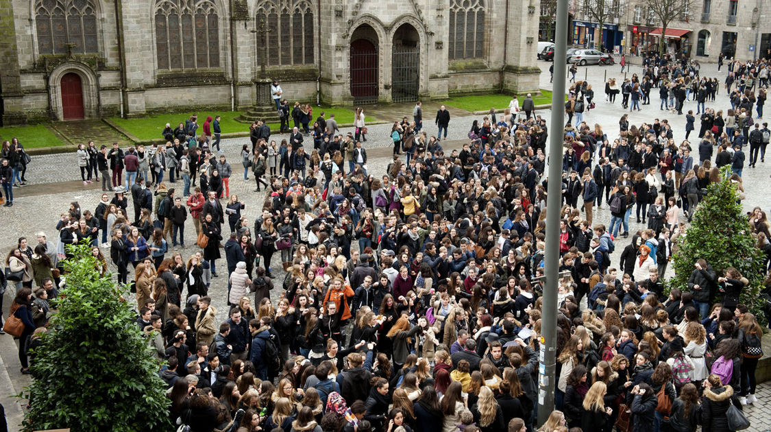 Attentats de Paris - Minute silence place Saint-Corentin et dans le hall de l