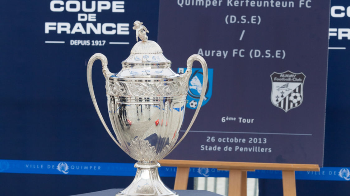 La coupe de France exposée place Saint-Corentin (7)