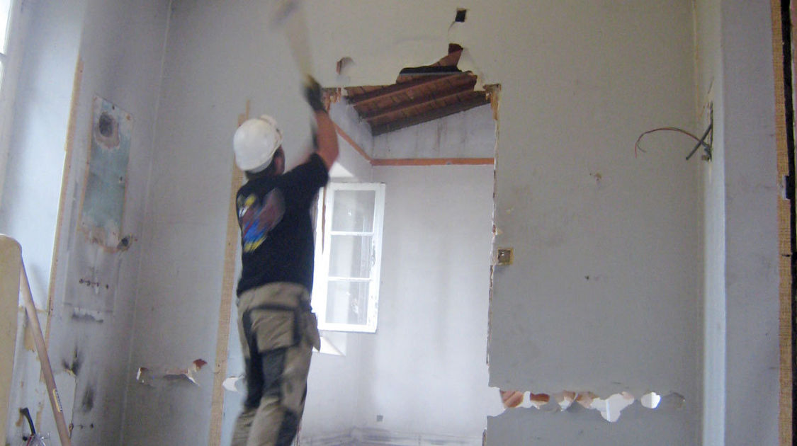 Chantier du pôle Max Jacob : démolition de l’intérieur des futurs Ateliers du jardin le 1er octobre 2013.