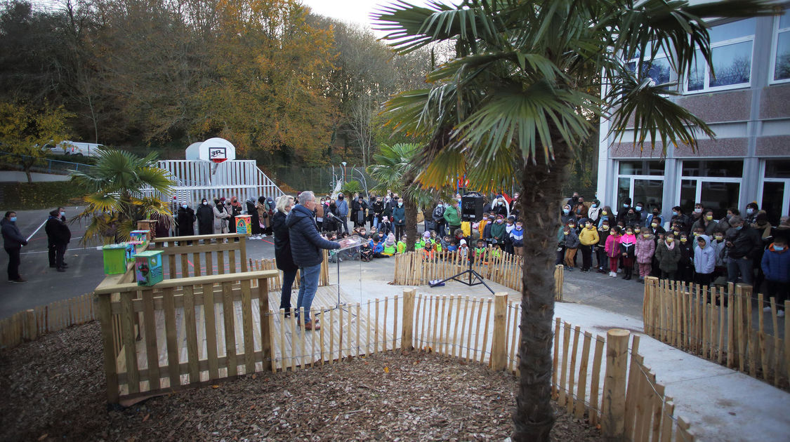 Inauguration des travaux de végétalisation effectués sur l’école de kerjestin à Penhars/Kermoysan en présence de Mme la maire.