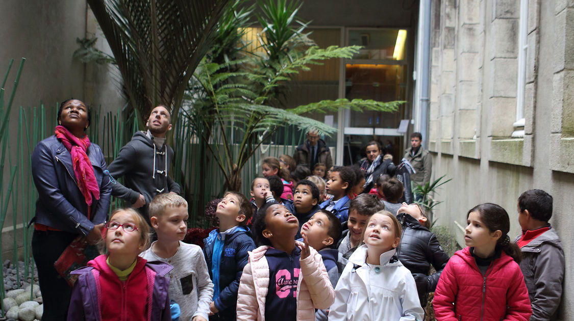 Les élèves de CP-CE1 de l'école Emile Zola et leurs enseignants à l'Hôtel de Ville pour une visite des lieux.