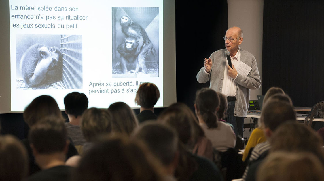 Conférence de Boris Cyrulnik neuropsychiatre au centre des congrès du Chapeau Rouge (17)