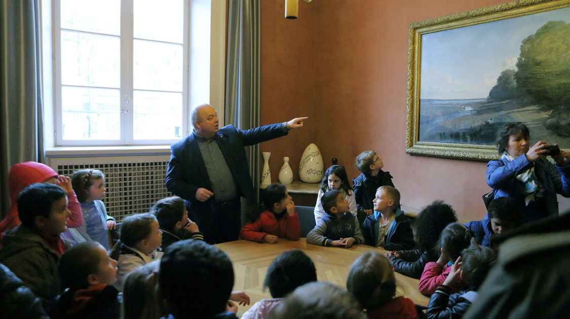 Ludovic Jolivet a reçu les élèves de CP/CE1 de l'école Emile Zola à l'Hôtel de Ville pour une visite des lieux.