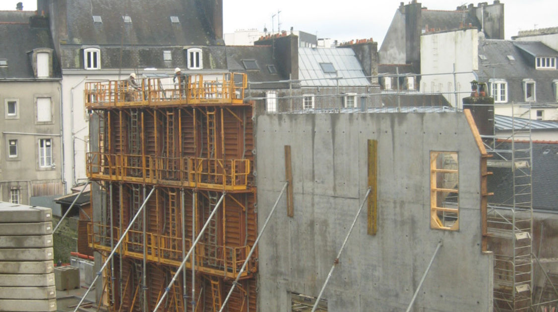 Chantier du pôle Max Jacob : le futur Novomax se dévoile peu à peu, vu depuis le théâtre Max Jacob. Le 17 décembre 2013