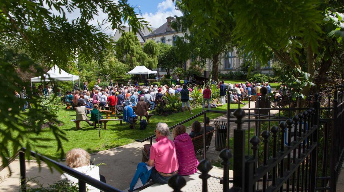 Le comédien Michaël Lonsdale et le pianiste Patrick Scheyder ont donné une représentation du spectacle des Jardins et des hommes dans le jardin du théâtre Max Jacob le 25 juin (12)