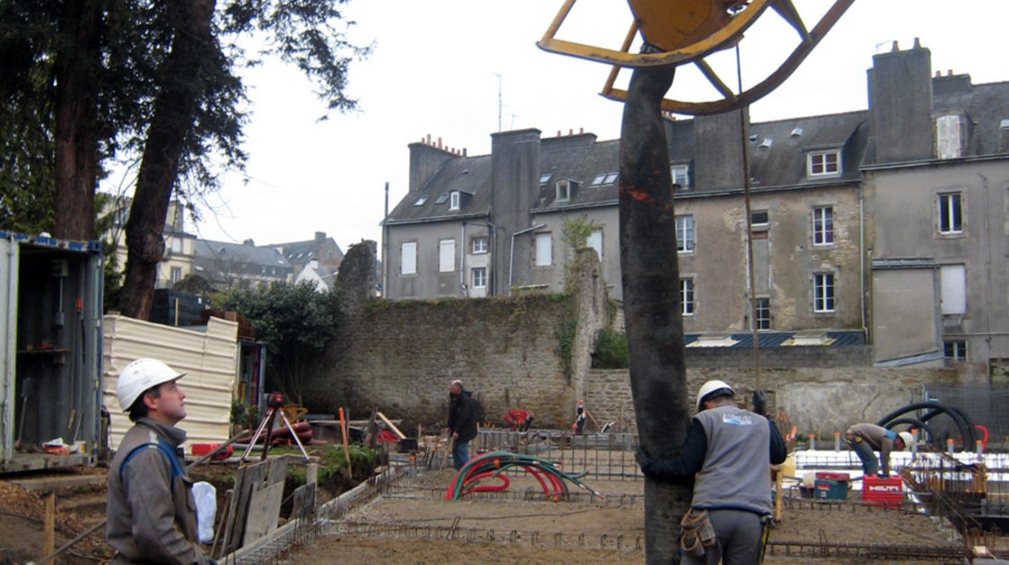 Chantier du pôle Max Jacob : après la pose des longrines et avant de couler la dalle, mise à niveau et remblaiement à l’aide de la grue. Le 27 novembre 2013