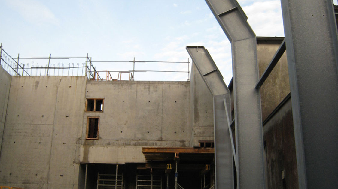 Chantier du pôle Max Jacob : Le montage continue avec les piliers de support le long de la façade Sud. Le 28 janvier 2013