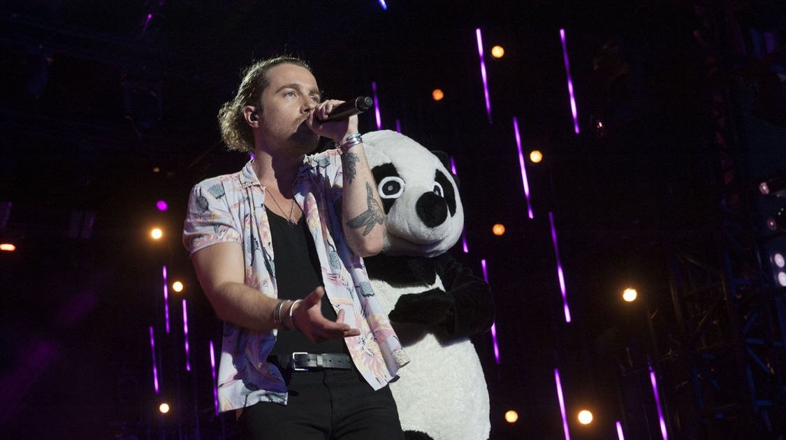 Julien Doré le Panda et Coco câline