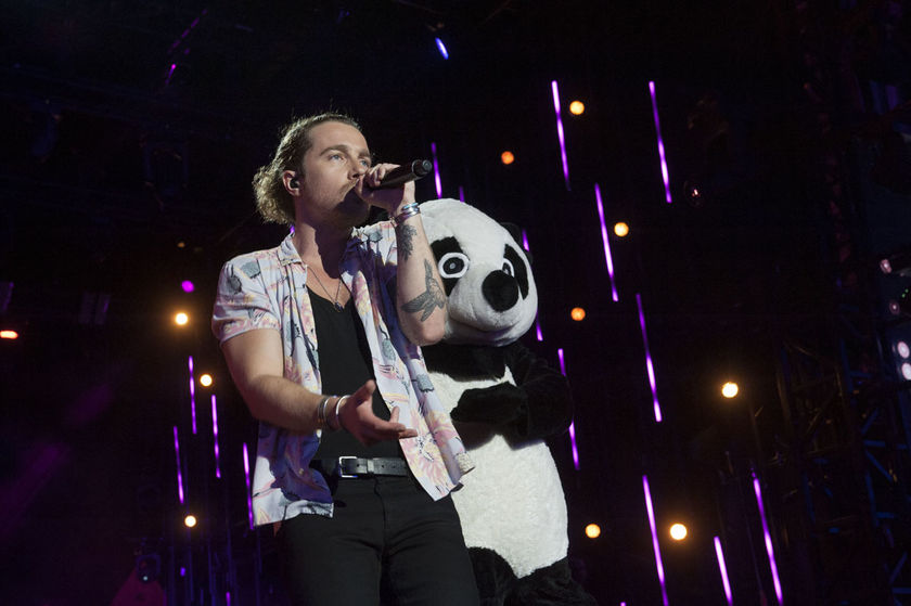 Julien Doré le Panda et Coco câline