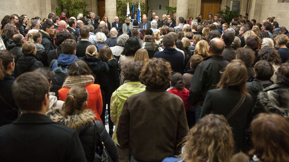 Attentats de Paris - Minute silence place Saint-Corentin et dans le hall de l