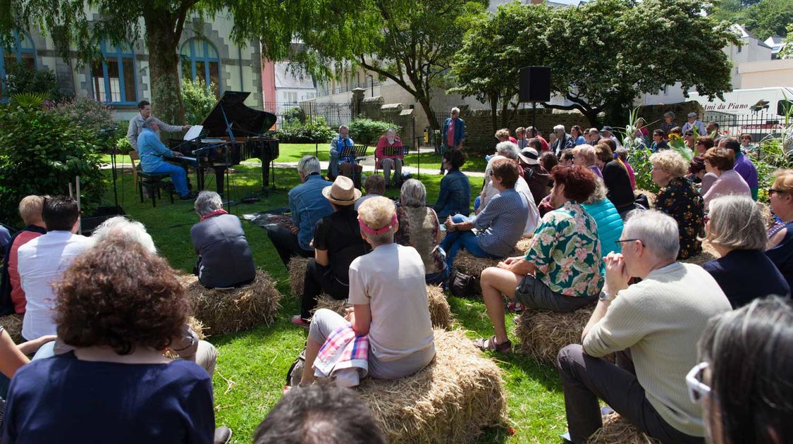 Le comédien Michaël Lonsdale et le pianiste Patrick Scheyder ont donné une représentation du spectacle des Jardins et des hommes dans le jardin du théâtre Max Jacob le 25 juin (10)