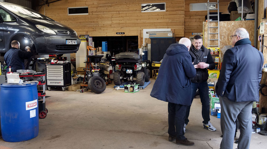 Visite des élus et des services municipaux dans le quartier du Moulin Vert le 10 avril 2019 (3)