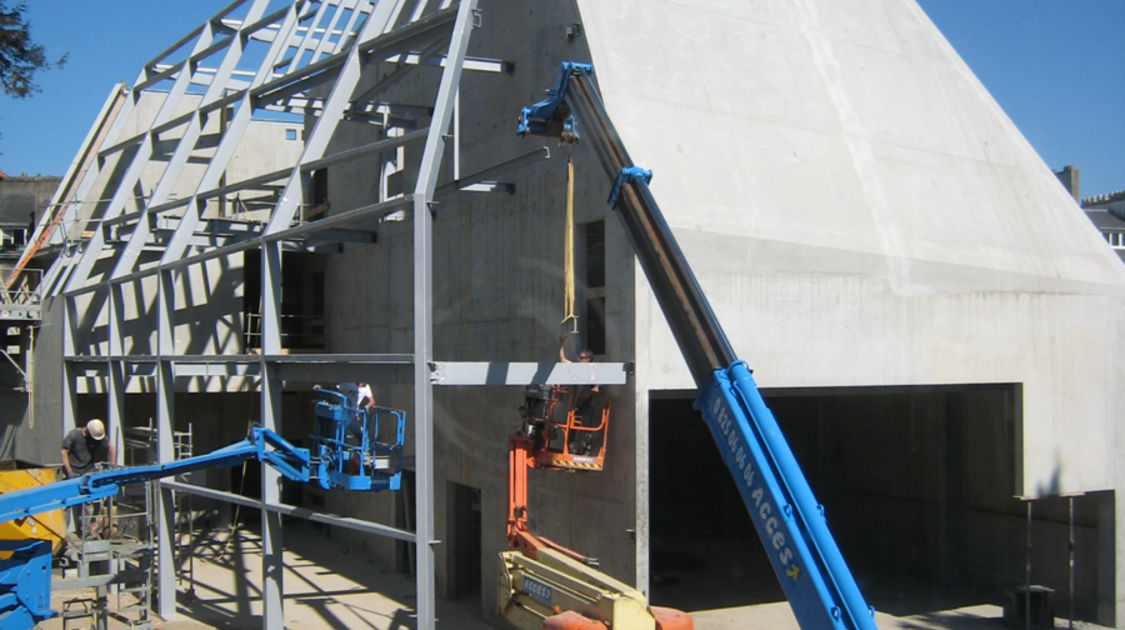 Chantier du pôle Max Jacob : Pose des structures métalliques qui soutiendront les passerelles, les escaliers et la grande verrière du Novomax, dernière étape. Le 17 avril 2014  