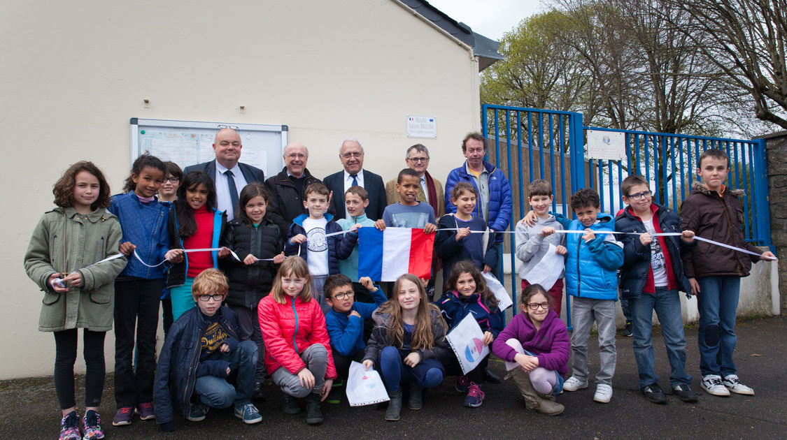 Les élèves de CE2, leurs enseignants, Ludovic Jolivet, maire et Jean-Pierre Doucen, adjoint délégué à l'éducation réunis autour de la devise de la République.